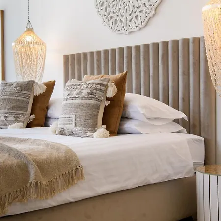 Gallery Luxury Suites & Rooms-Only Adults Apartment