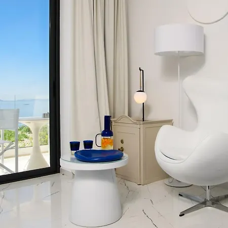 Gallery Luxury Suites & Rooms-Only Adults Split