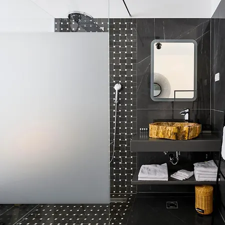 Gallery Luxury Suites & Rooms-Only Adults Apartment Split