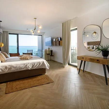 Gallery Luxury Suites & Rooms-Only Adults * Split