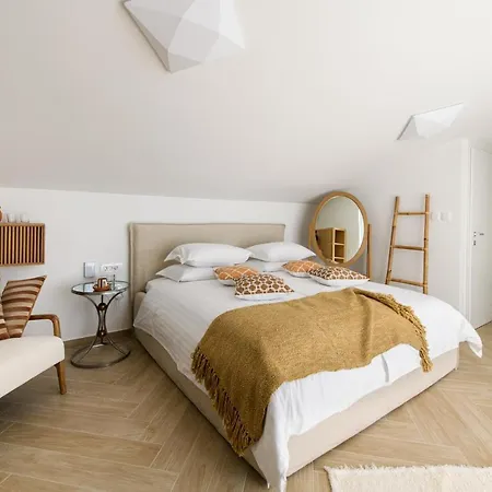 Gallery Luxury Suites & Rooms-Only Adults Split