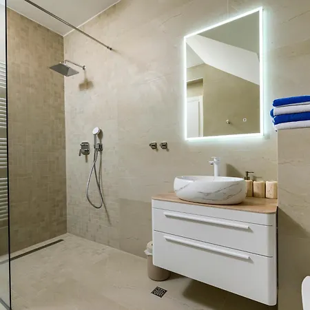 Gallery Luxury & Rooms-only Adults Daire Split