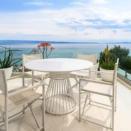 Gallery Luxury Suites & Rooms-Only Adults Split